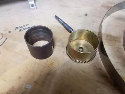 Clock barrel with no main spring in it